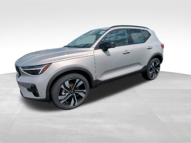 2025 Volvo XC40 B5 Ultra Dark Theme