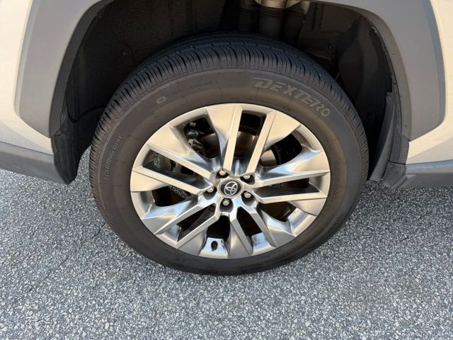 Used 2020 Silver Toyota XLE Premium image 5