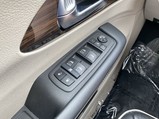2023 Chrysler Pacifica Limited photo