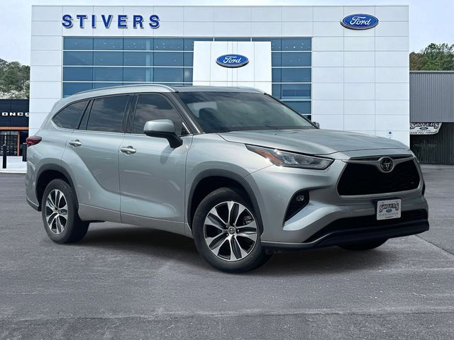Celestial Silver Metallic 2020 Toyota Highlander XLE FWD SUV / Crossover Front-Wheel Drive 8-Speed Automatic