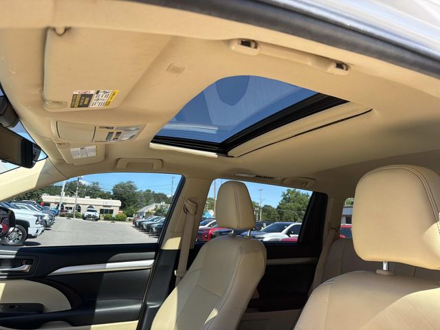 2019 Toyota Highlander - Image 32