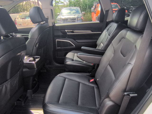 Used 2021 White Kia S image 24