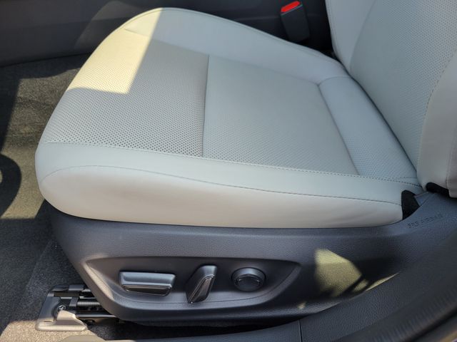 2026 Toyota Prius XLE - Photo 15