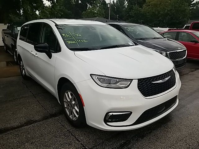 Used 2024 Chrysler Pacifica Van