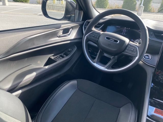 new 2025 Jeep Grand Cherokee car, priced at $39,696