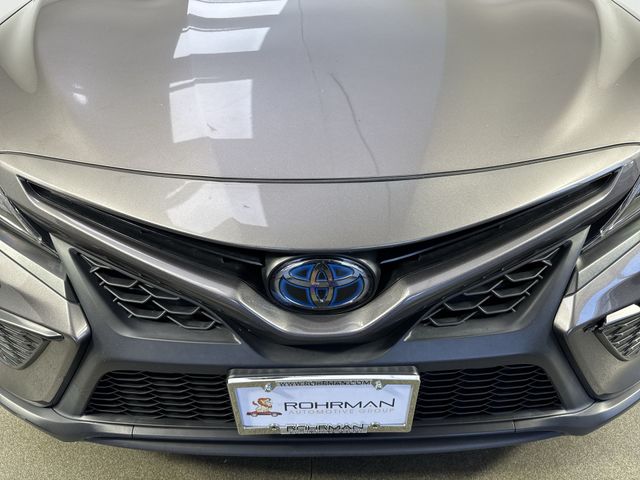 2021 Toyota Camry Hybrid SE photo