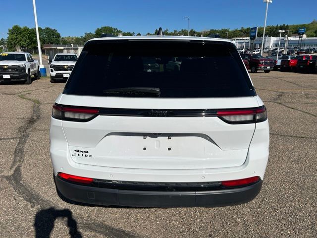 2022 Bright White Clearcoat Jeep Grand Cherokee Altitude 4X4 SUV