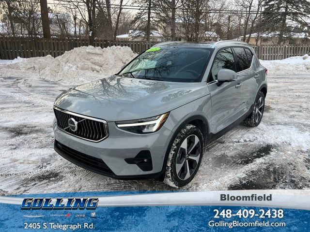 2025 Volvo XC40 B5 Plus Bright Theme AWD