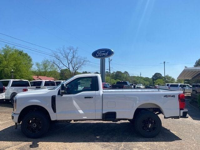 Oxford White 2025 Ford F-350 Super Duty Pickup Truck Four-Wheel Drive Automatic