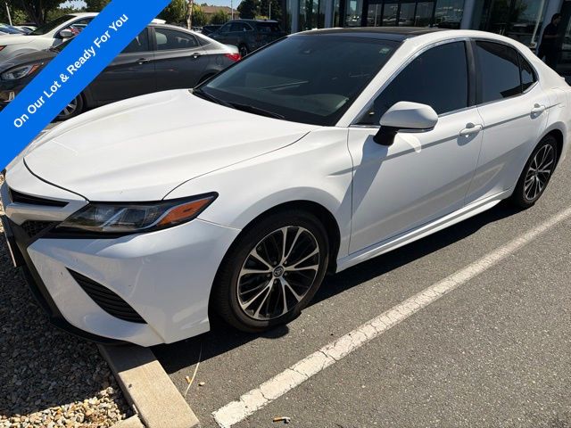 Super White 2018 Toyota Camry Sedan Front-Wheel Drive 8-Speed Automatic