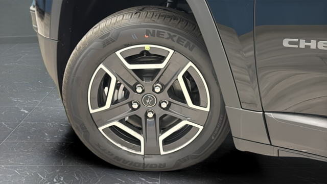 New 2026 Diamond Black Crystal Pearlcoat Jeep Laredo image 33