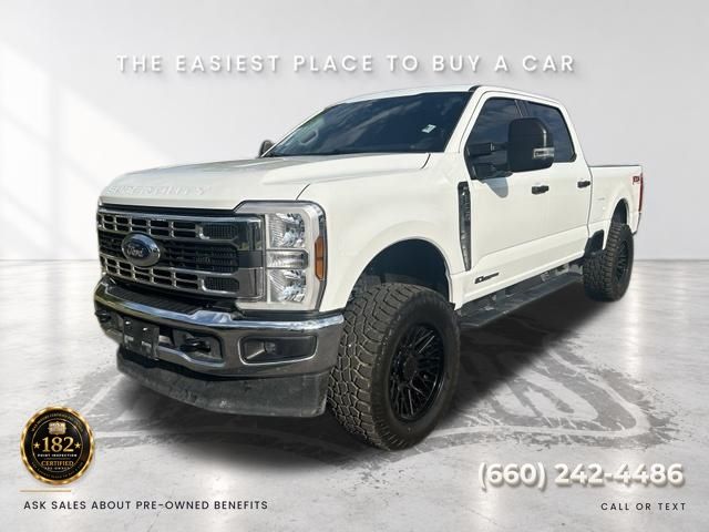 Oxford White 2025 Ford F-250 Super Duty Pickup Truck Four-Wheel Drive Automatic