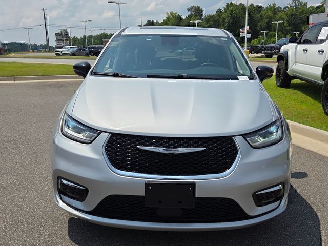Used 2024 Chrysler Pacifica Van