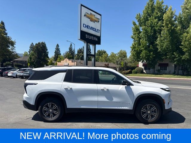 Summit White 2025 Chevrolet Traverse SUV / Crossover Four-Wheel Drive 8-Speed Automatic