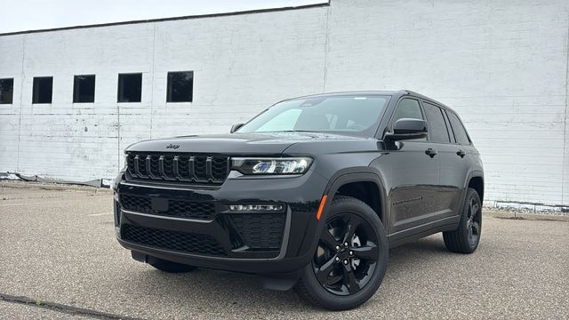 Diamond Black Crystal Pearlcoat 2026 Jeep Grand Cherokee SUV / Crossover Four-Wheel Drive 8-Speed Automatic