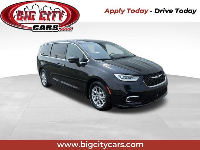Brilliant Black Crystal Pearlcoat 2023 Chrysler Pacifica Minivan Front-Wheel Drive 9-Speed Automatic