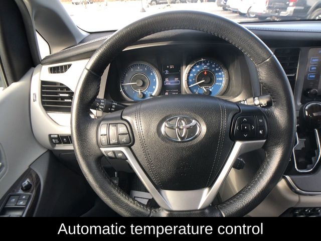 2017 Toyota Sienna XLE 15