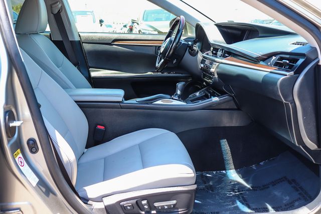 Used 2018 Silver Lexus 300h image 19