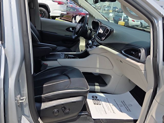 Used 2024 Chrysler Pacifica Van