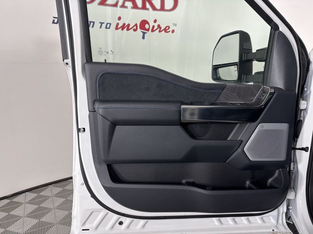 2025 Star White Metallic Tri-Coat Ford Super Duty F-350 SRW Platinum 4X4 Truck