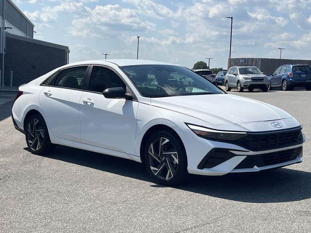 Used 2025 White Hyundai SEL Sport image 21