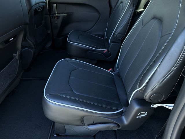 New 2026 Diamond Black Crystal Pearl-Coat Exterior Paint Chrysler Limited image 18