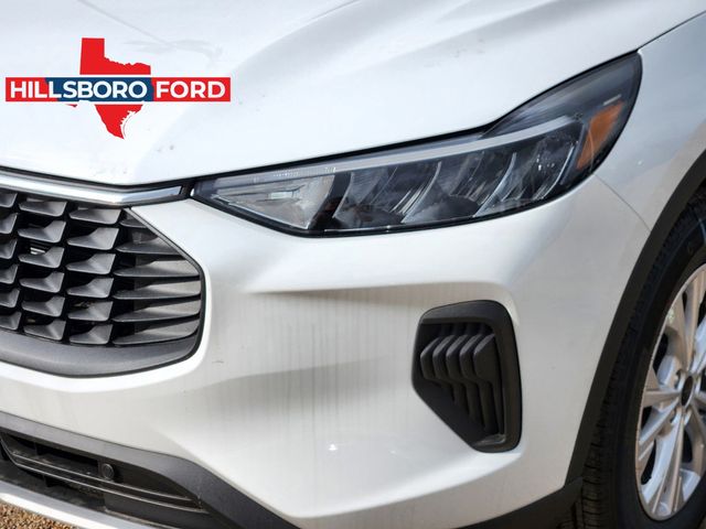 2025 Oxford White Ford Escape Active FWD SUV