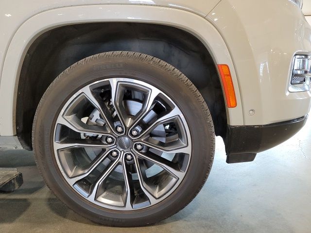 2022 Luxury White Pearlcoat Jeep Grand Wagoneer Series III 4X4 SUV