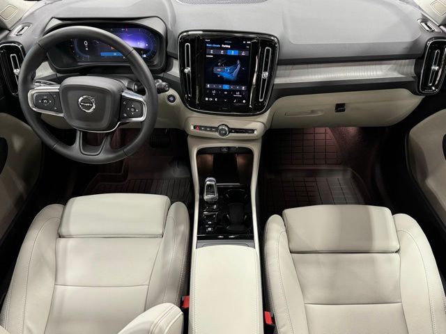 2024 Volvo XC40 B5 Plus Bright Theme 27