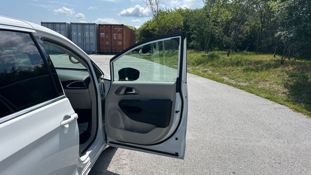 Used 2024 Chrysler Pacifica Van