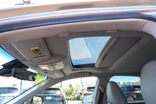 Used 2018 Silver Lexus 300h image 25