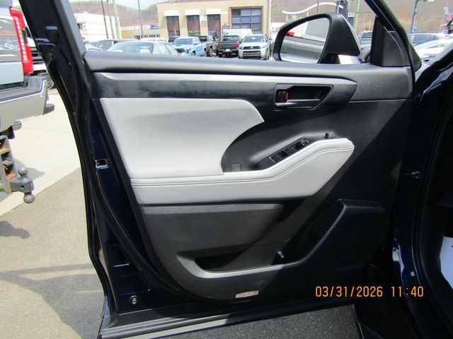 used 2022 Toyota Highlander car, priced at $29,499