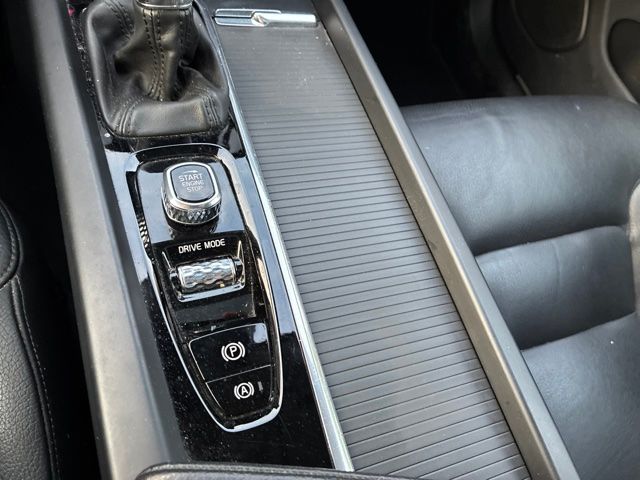 Used 2020  Volvo T6 Momentum image 20