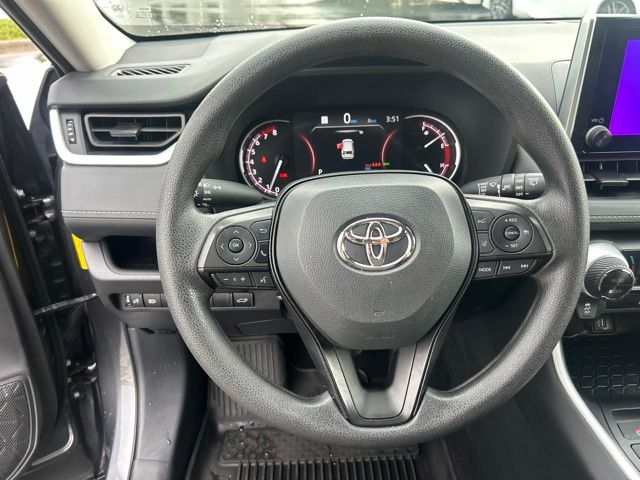 2025 Toyota RAV4 XLE - Photo 19