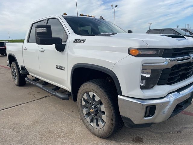 Summit White 2025 Chevrolet Silverado 3500HD LT Crew Cab 4WD Pickup Truck Four-Wheel Drive Automatic