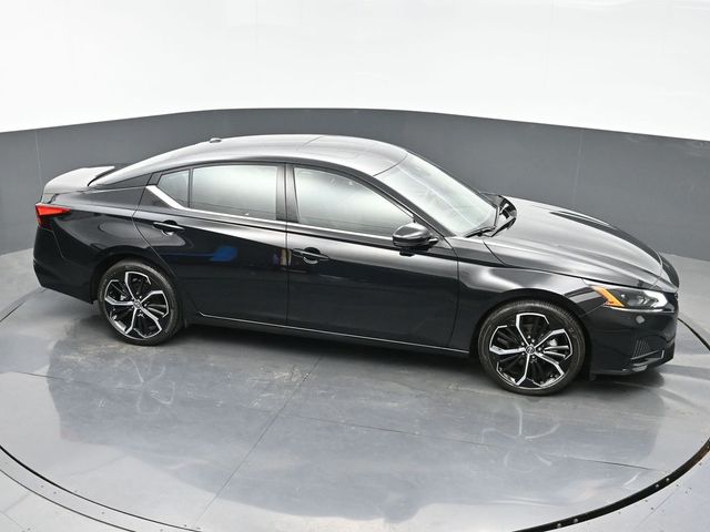 2024 Super Black Clearcoat Nissan Altima 2.0 SR FWD Sedan