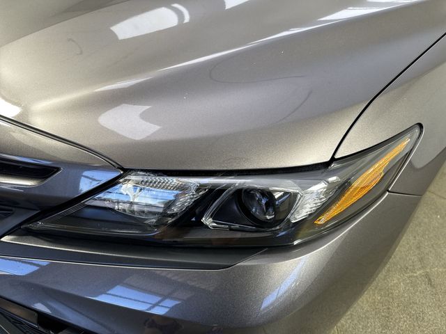 2021 Toyota Camry Hybrid SE photo