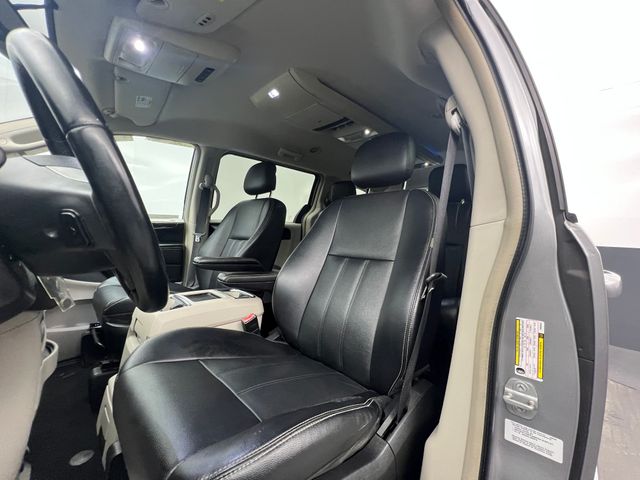 2014 Billet Silver Metallic Clearcoat Chrysler Town & Country Touring FWD Van
