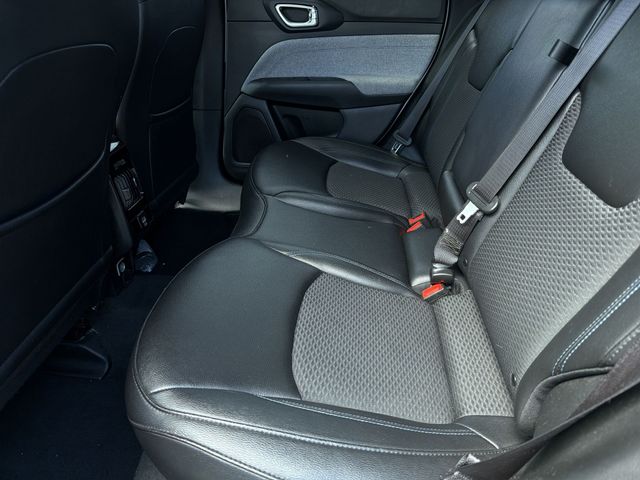Used 2024 Silver Jeep Latitude image 19