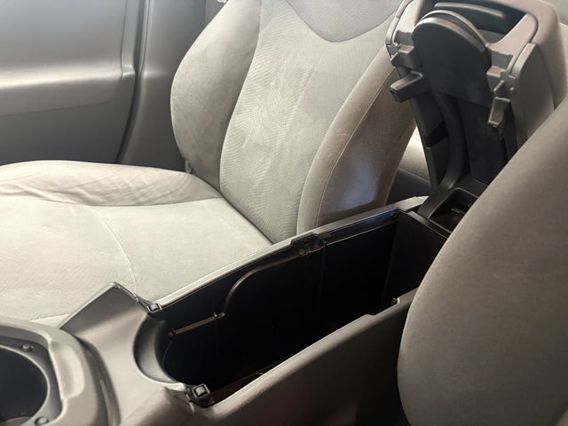 Used 2010  Toyota I image 19