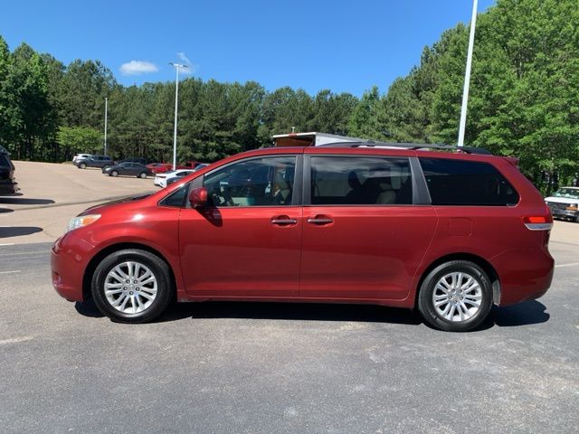 2012 Toyota Sienna XLE 7-Passenger Auto Access Se photo
