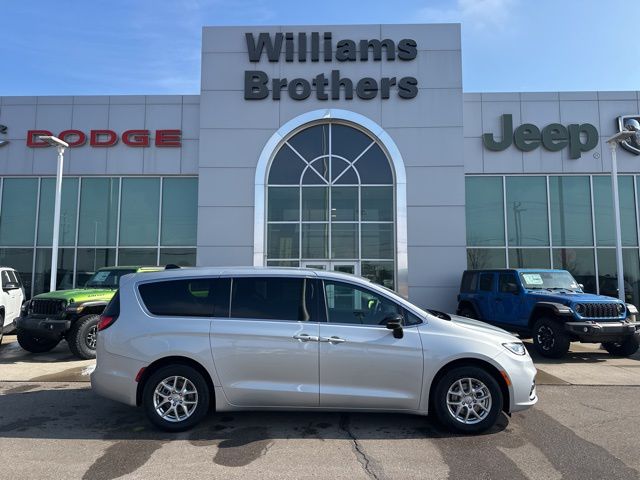 2026 Chrysler Pacifica Select - Silver Mist Clearcoat exterior view 4