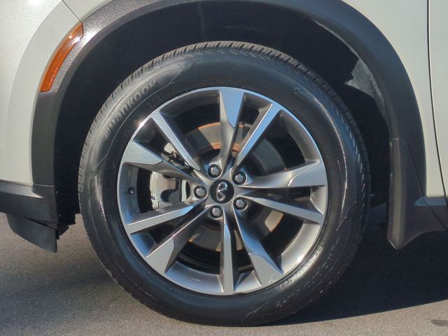 Used 2023 White INFINITI LUXE image 19