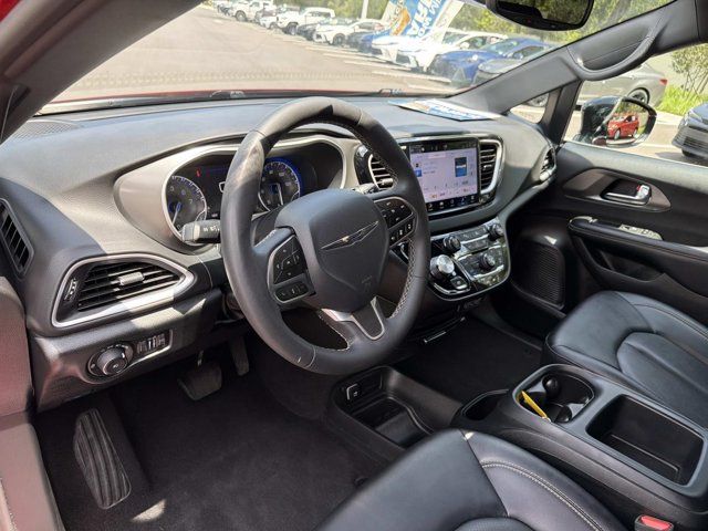 Used 2025 Chrysler Pacifica Van
