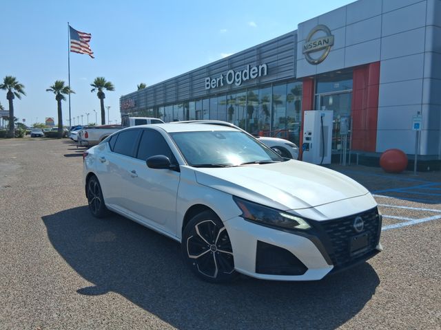 Pearl White Tricoat 2025 Nissan Altima 2.5 SR FWD Sedan Front-Wheel Drive Continuously Variable Transmission