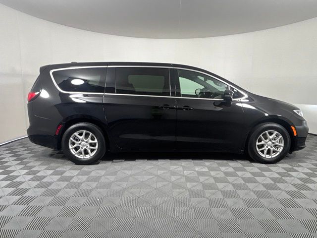 Used 2025 Chrysler Pacifica Van