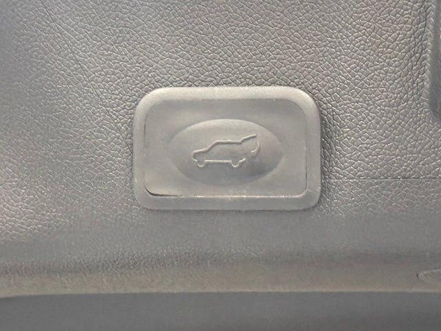 Used 2011 White GMC Denali image 32