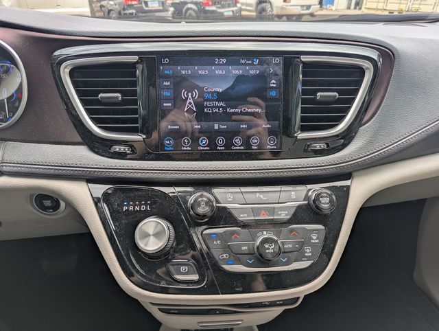 2018 Granite Crystal Metallic Clearcoat Chrysler Pacifica Limited FWD Van