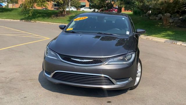 2016 Chrysler 200 Limited 3