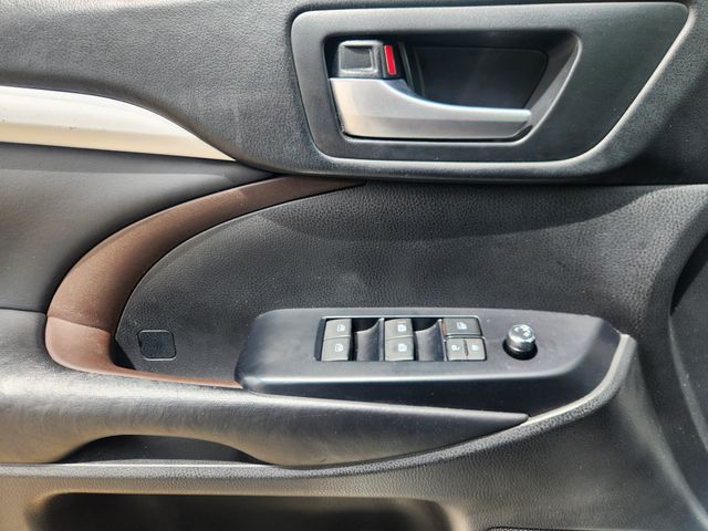 2019 Toyota Highlander XLE White at Legacy Ford